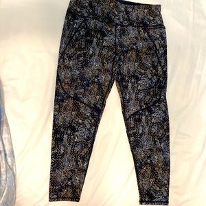 Size large Sweaty Betty 7/8 leggings.  Only worn a couple of times.
